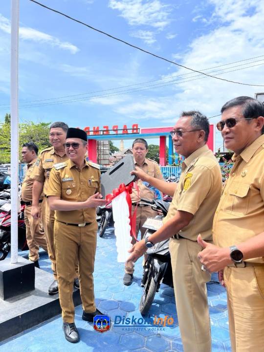 Bupati Kolaka Serahkan 61 Unit Kendaraan Operasional kepada Petugas Pemungut Pajak