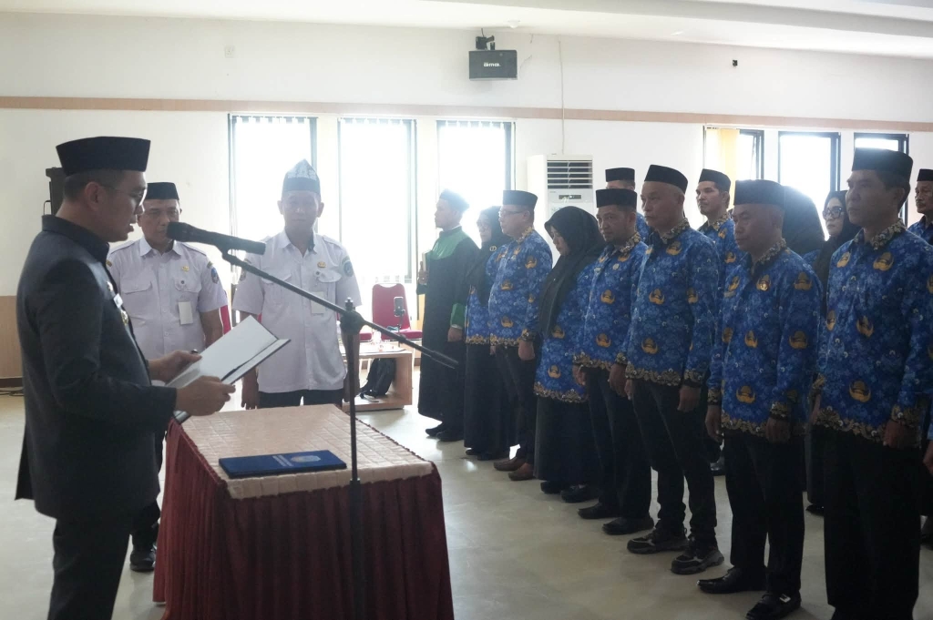Guru Dilantik sebagai Kepala Sekolah, Bupati Kolaka Tekankan Profesionalisme dan Peningkatan Mutu Pendidikan
