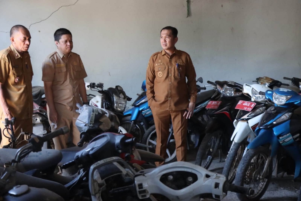 Bupati Kolaka Tinjau Gudang Aset, Percepat Penataan dan Lelang Kendaraan Dinas Tak Produktif