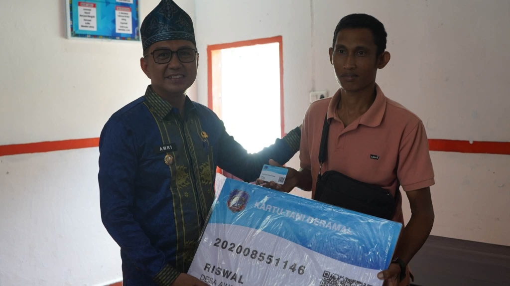 Bupati Kolaka Turun ke Desa Latuo, Salurkan Kartu Tani Beramal dan Tinjau Sejumlah Pembangunan Infrastruktur