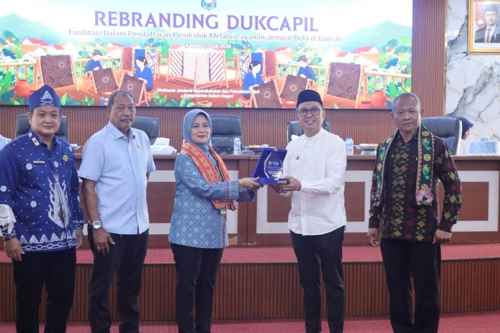 Bupati Kolaka Dorong Percepatan Digitalisasi Bantuan Sosial Melalui Layanan Jemput Bola Administrasi Kependudukan