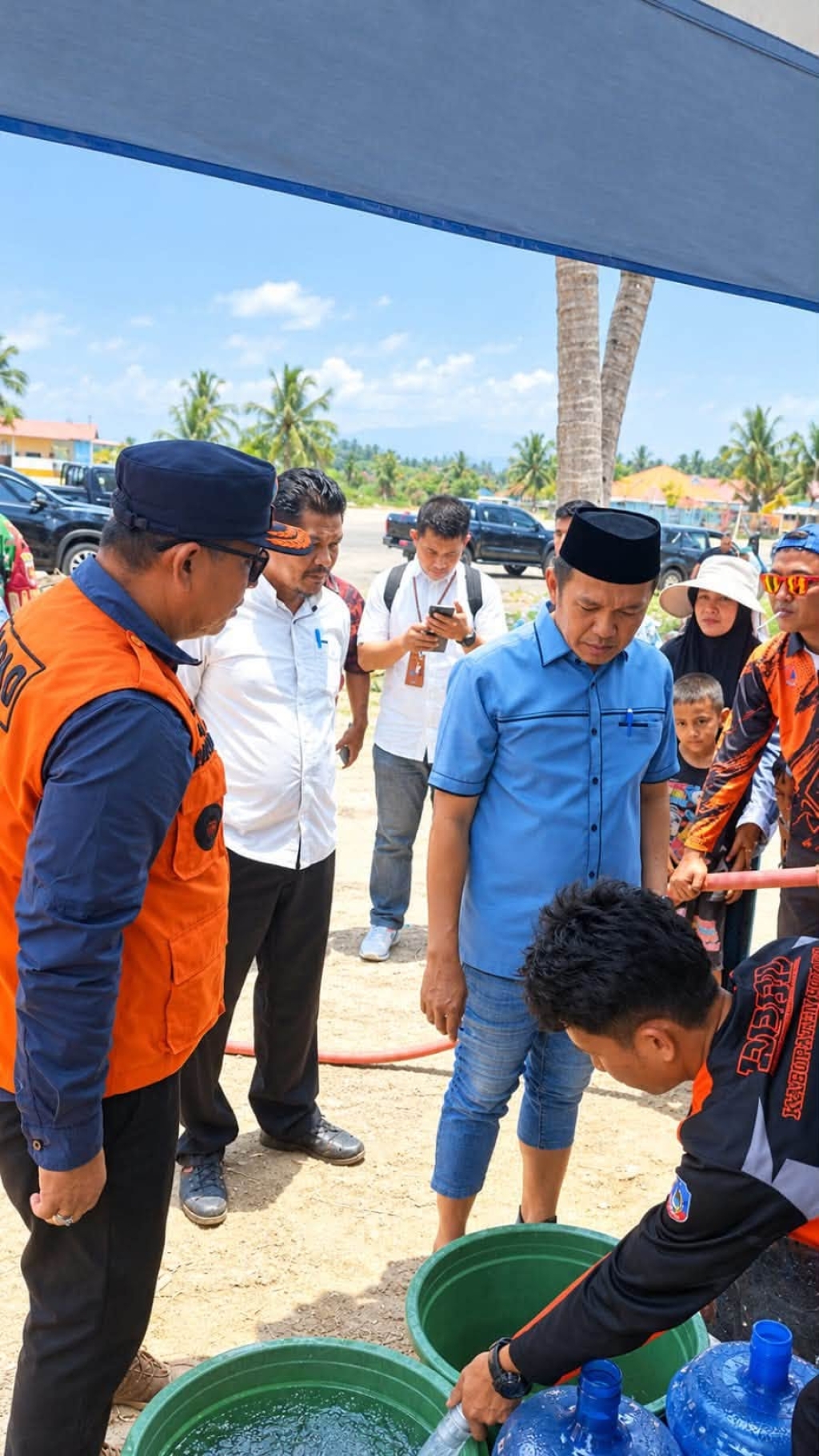 Bupati Kolaka Tinjau Penyaluran 12.400 Liter Air Bersih untuk Warga Terdampak Kekeringan di Toari