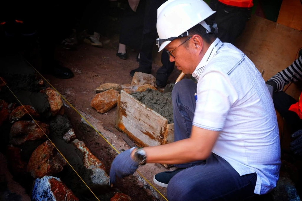 Bupati Kolaka Letakkan Batu Pertama, Program Bedah Rumah Bakti Kejaksaan Resmi Dimulai
