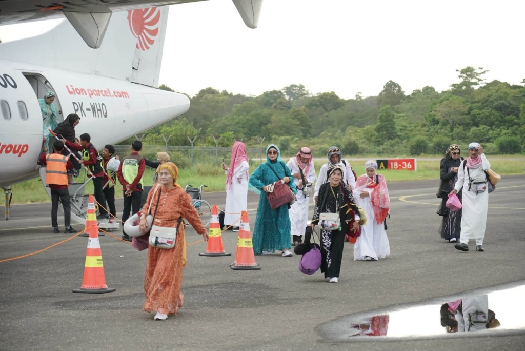 Pemkab Kolaka Sambut Kepulangan 432 Jamaah Haji, Suasana Haru Warnai Bandara Sangia Nibandera