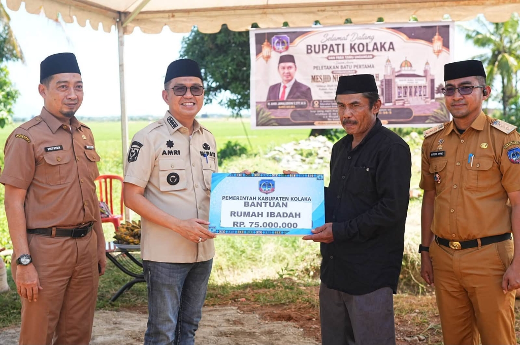 Bupati Kolaka Wujudkan Komitmen Syiar Islam, Letakkan Batu Pertama Masjid Nurul Marifah dan Salurkan Bantuan