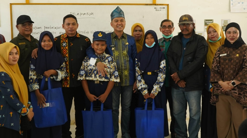 Bupati Kolaka Serahkan Bantuan Seragam Sekolah bagi Siswa Kurang Mampu di Samaturu