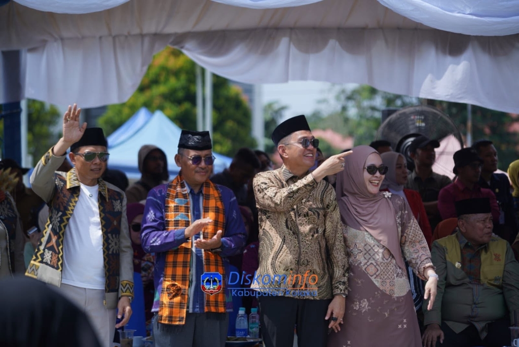Bupati Kolaka dan Istri Sambut Kafilah pada Pawai Ta’aruf MTQ XXXI di Konawe