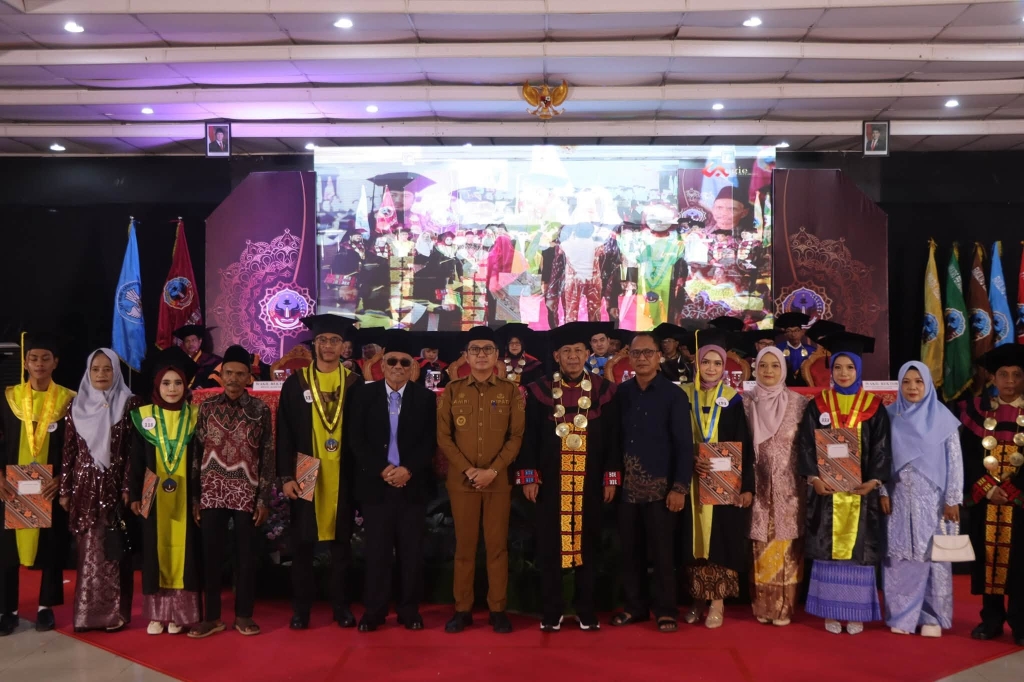 Hadiri Wisuda Angkatan XX USN Kolaka, Bupati Ajak Lulusan Jadi Pencipta Lapangan Kerja