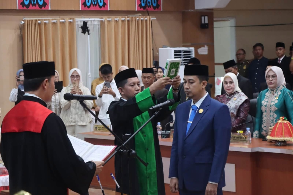 PAW Wakil Ketua DPRD Kolaka Resmi Dikukuhkan, Bupati Ajak Perkuat Sinergi Eksekutif-Legislatif untuk Percepatan Pembangunan.