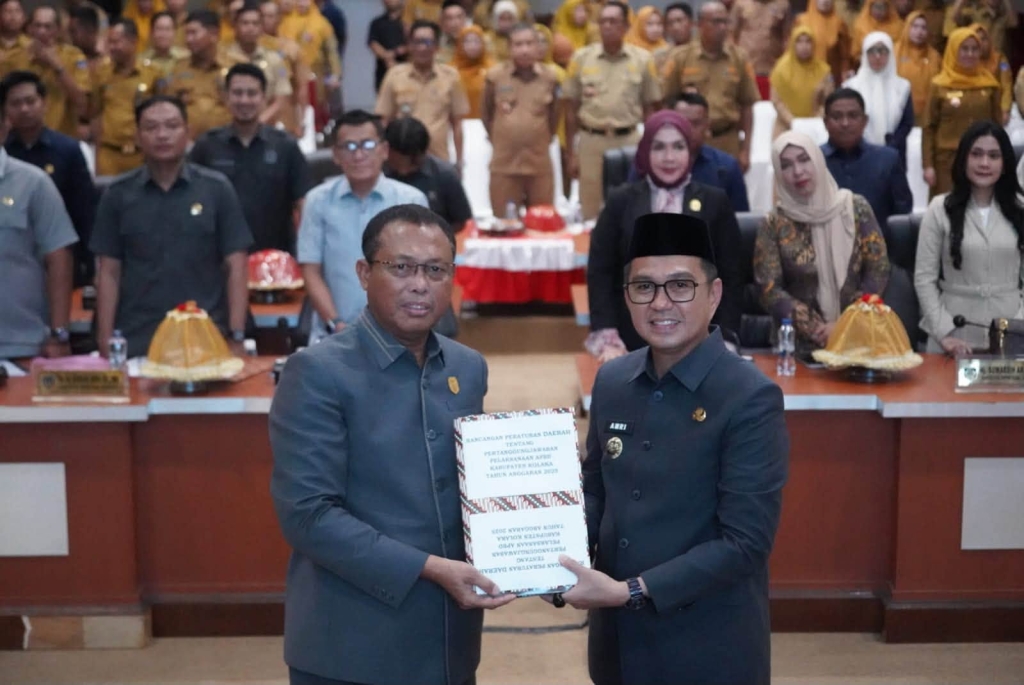 Bupati Kolaka Hadiri Paripurna DPRD, Tegaskan Komitmen Pengelolaan APBD yang Transparan dan Akuntabel