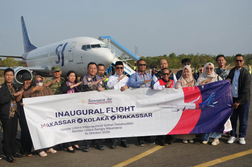Bupati Kolaka Sambut Penerbangan Perdana Sriwijaya Air di Bandara Sangia Nibandera
